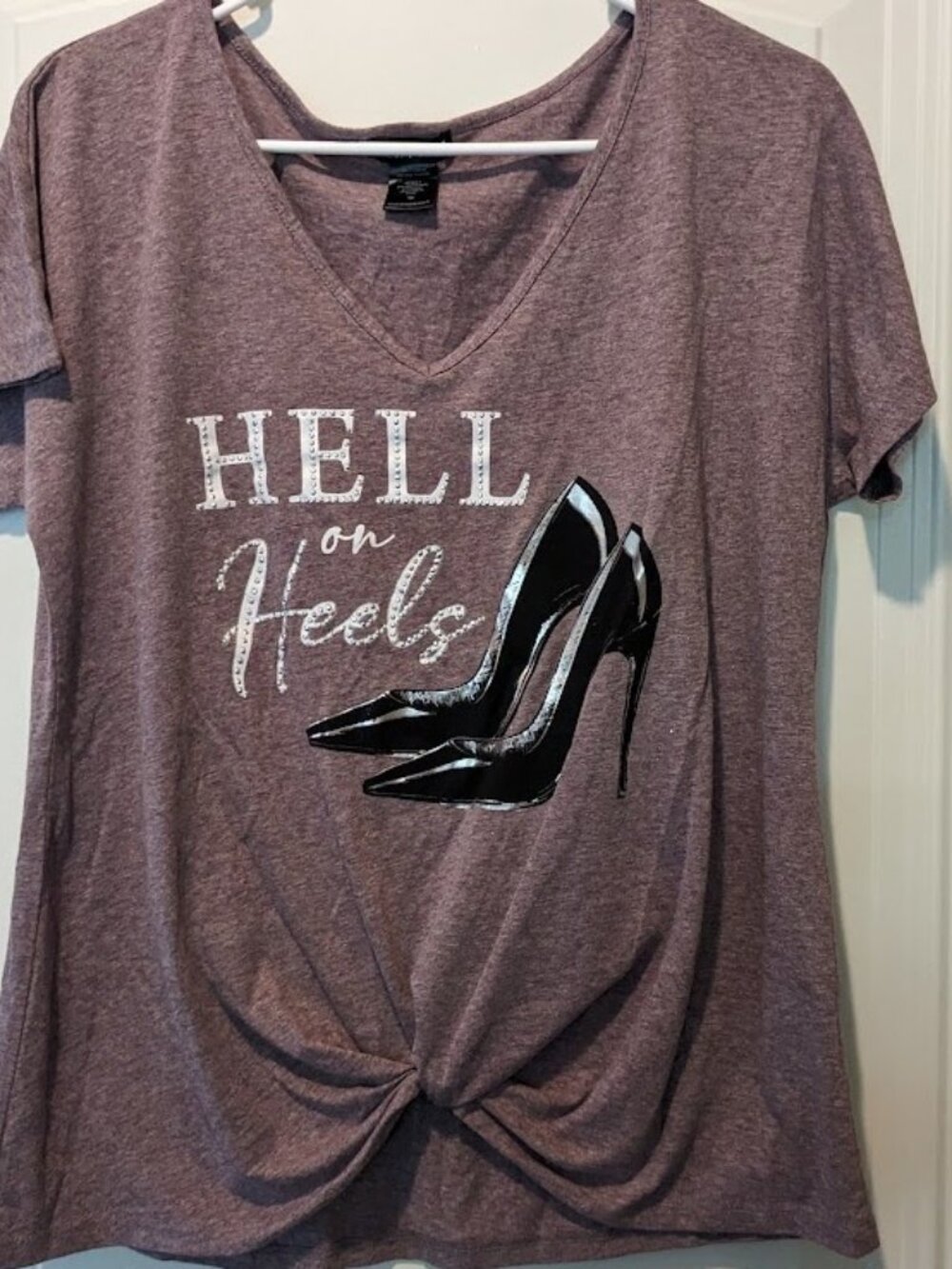 Women's Delusional Brand Purple H*ll on Heels V-neck Shirt - size M - VGUC